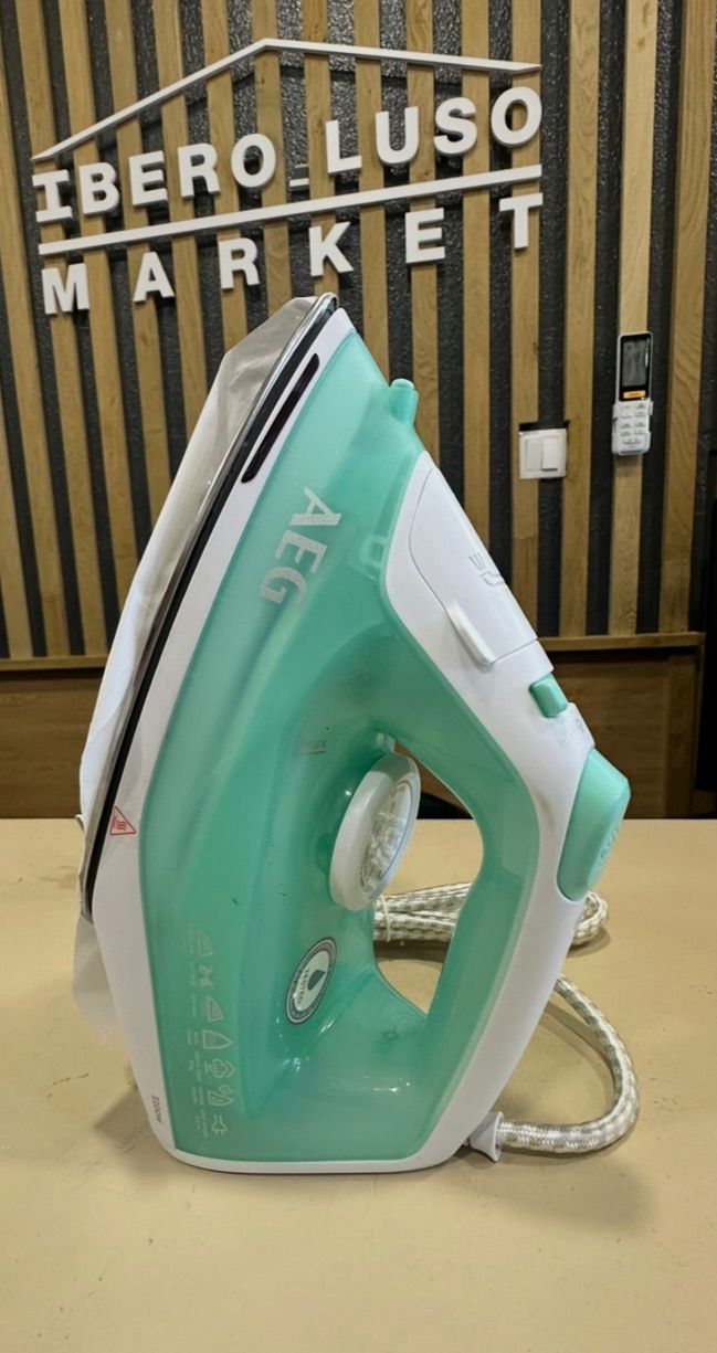 Ferro Engomar a vapor DB1720 |2200 W - AEG