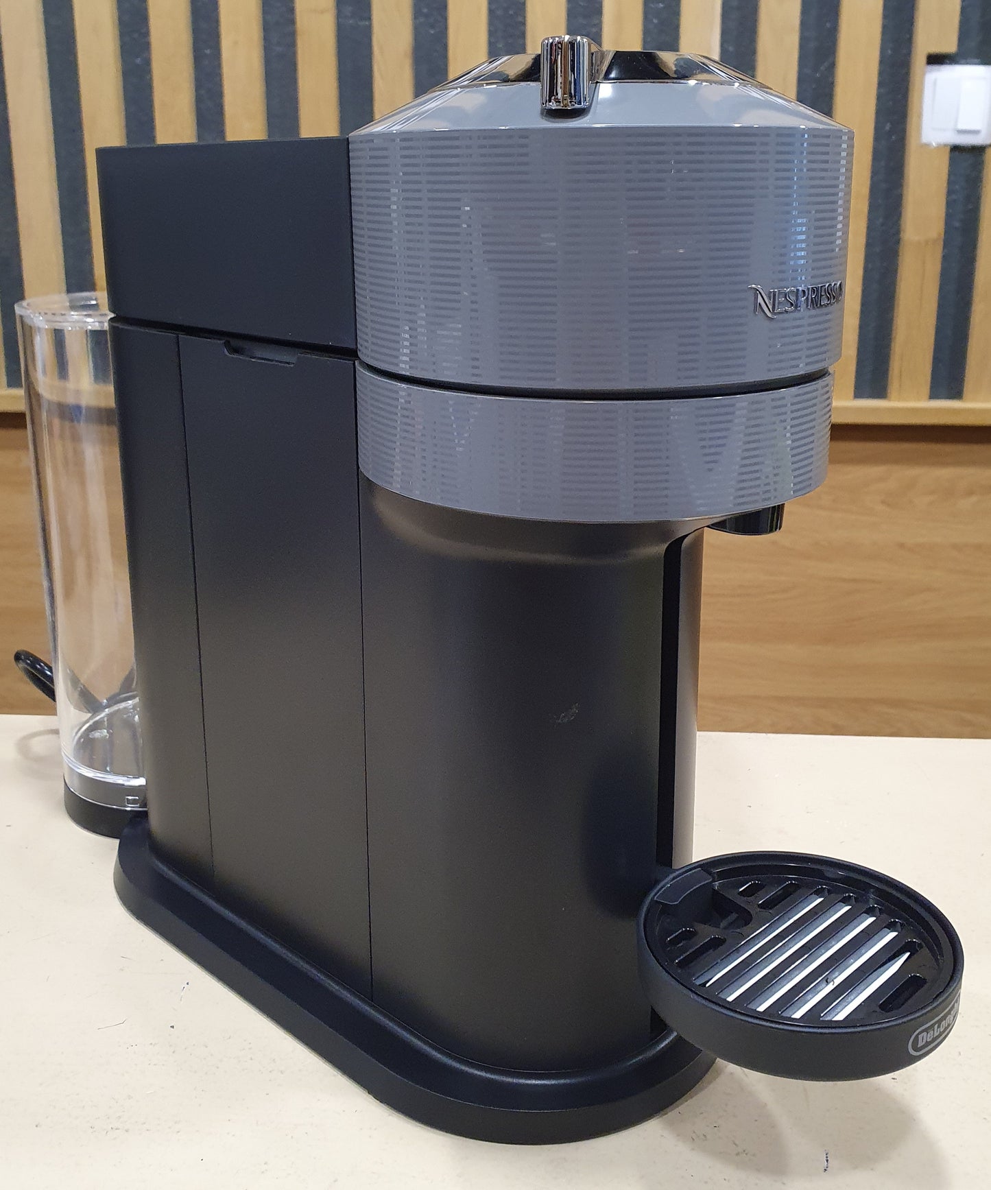 Máquina de Café Nespresso Vertuo Next ENV120GY - Delonghi